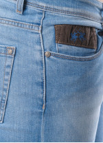 Джинсы кроя slim fit